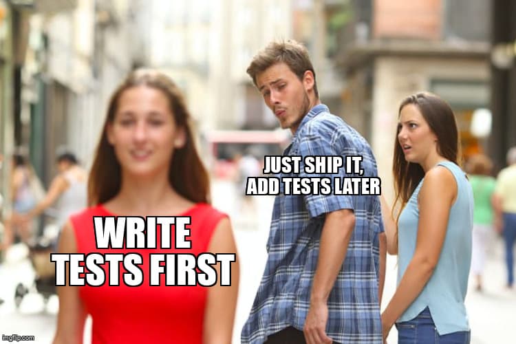 Meme del distracted boyfriend - desarrollador mirando "simplemente publícalo, añade tests después" mientras "escribe tests primero" mira con desaprobación